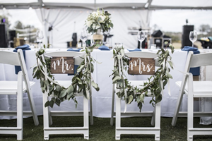 witte weddingchairs om te huren voor je wedding